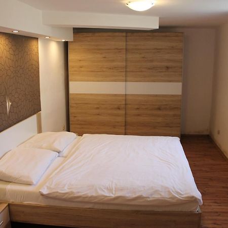 Suterenovy Apartman V Centre Piest'any Exterior foto