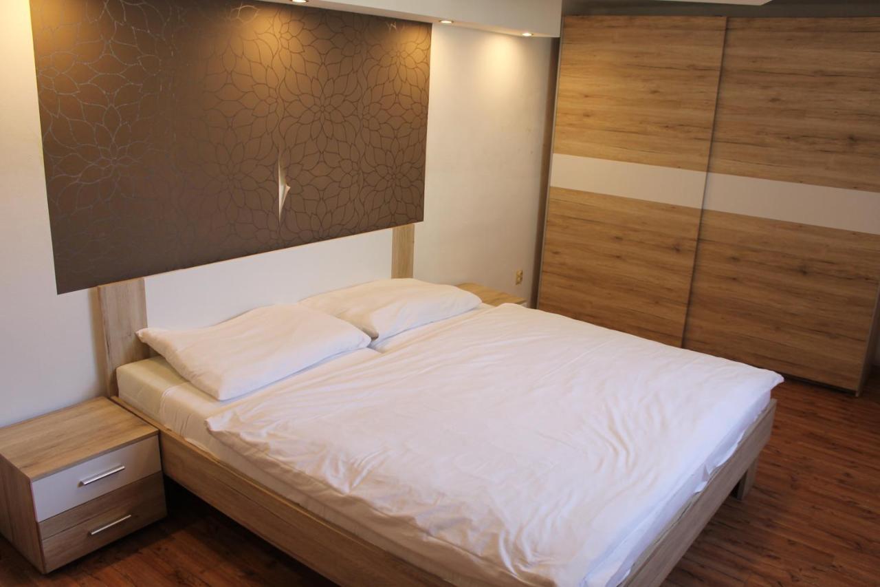 Suterenovy Apartman V Centre Piest'any Exterior foto